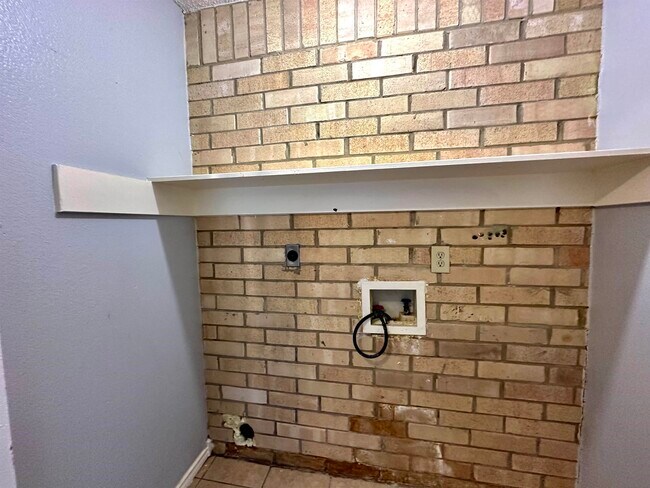 Building Photo - 311 Soria Dr