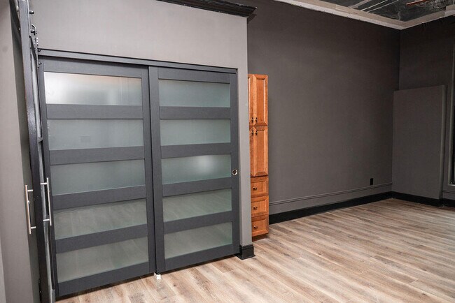 Building Photo - 275 S Limestone