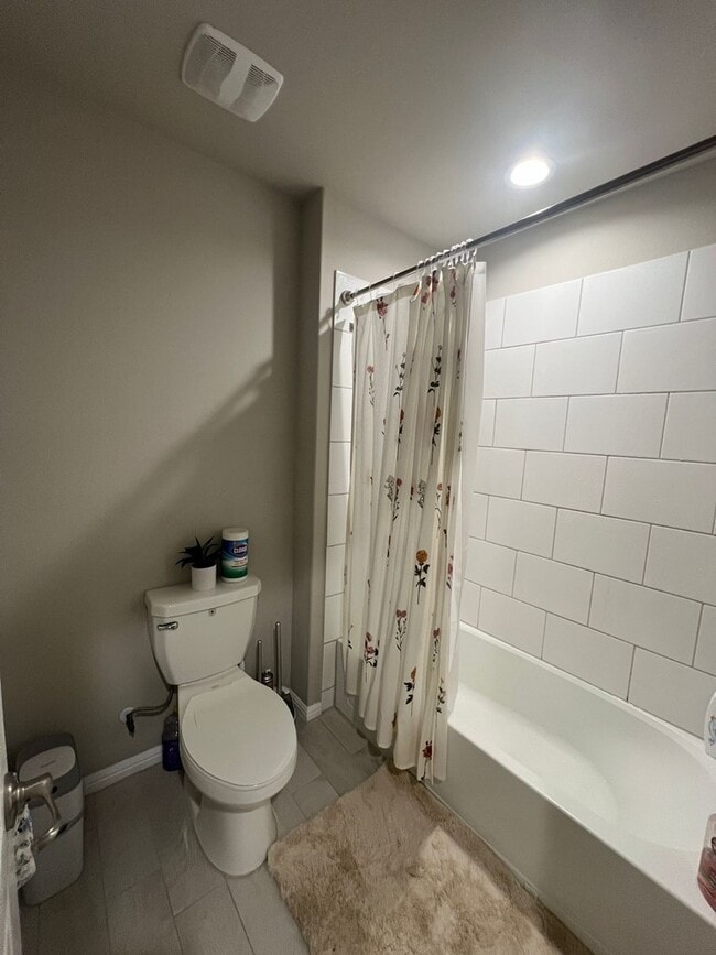 Building Photo - 7600 Silver Crk Ct