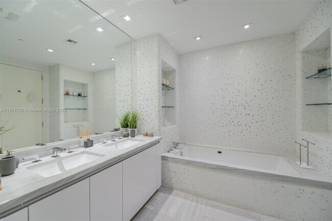 Building Photo - 16901 Collins Ave