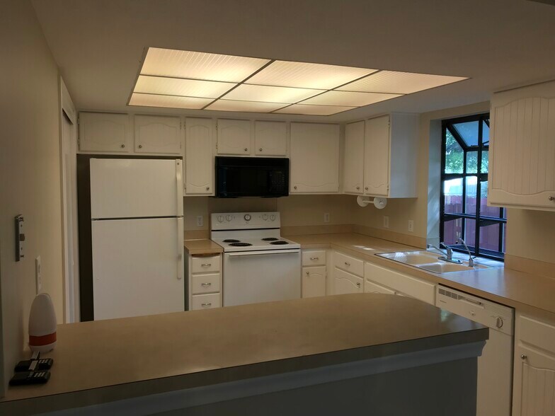 Nice kitchen. New ceiling light fixture panels, neat kitchen window-great for plants - 12063 Burdette Cir