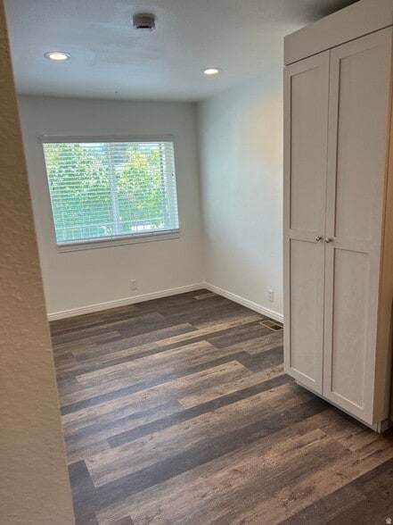 Building Photo - 394 E 2700 S