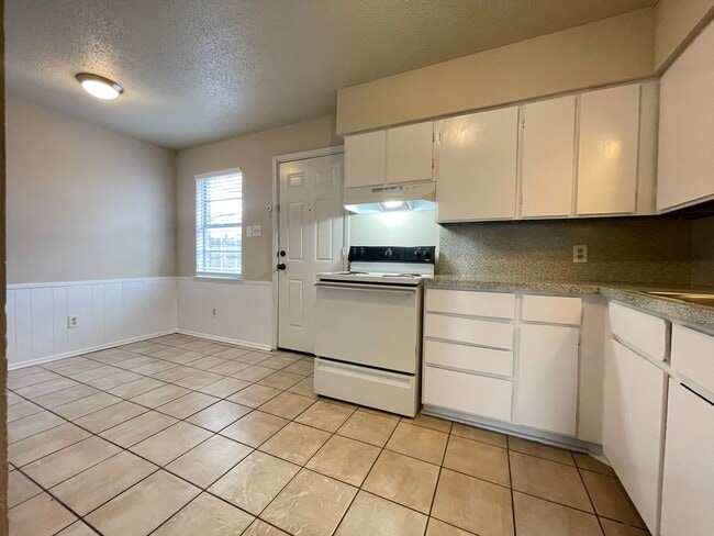 Building Photo - 2 Bedroom 1.5 Bath 2 Story Duplex!