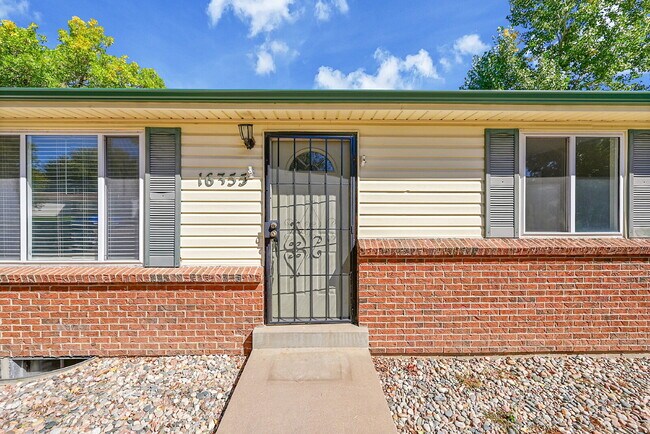 Building Photo - $2,675 - 4 Bed, 2 Bath Home in Aurora with...
