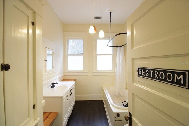 Building Photo - 834 E University Ave