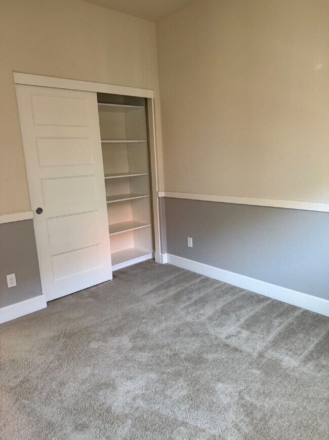 Building Photo - Gorgeous 4 Bed, 3.5 Bath End Unit Townhome in Perfect Dublin Location