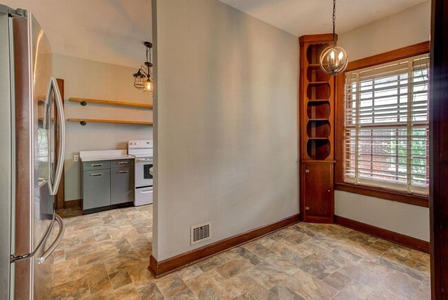 Building Photo - Pet Friendly 3-bedroom house