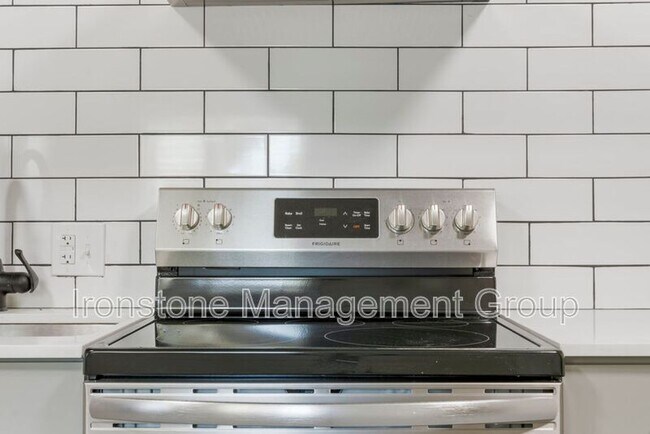 Building Photo - 2618 E 8th St