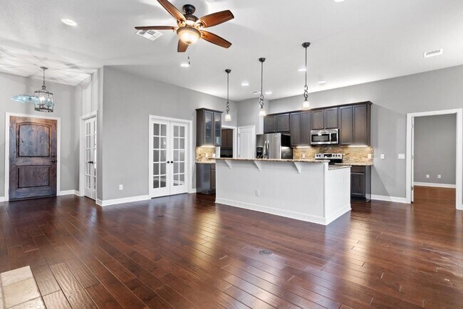 Building Photo - 10104 Longhorn Skyway