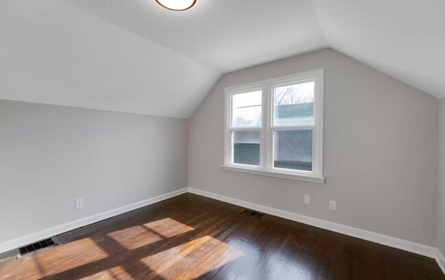 Building Photo - 1133 Duxberry Ave