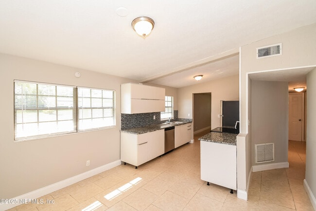 Building Photo - 7613 Crest Dr N