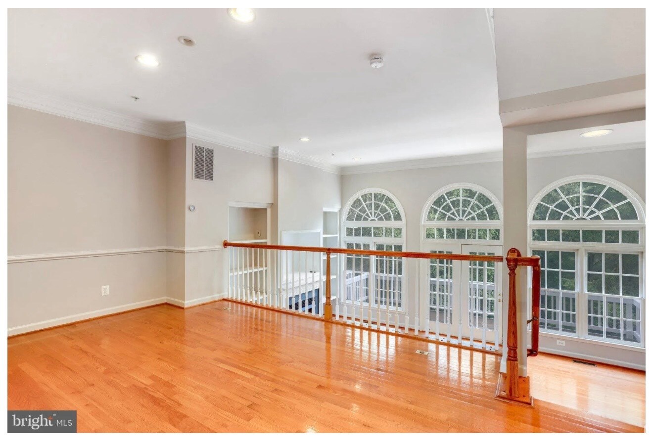 Building Photo - 213 Oak Knoll Ter