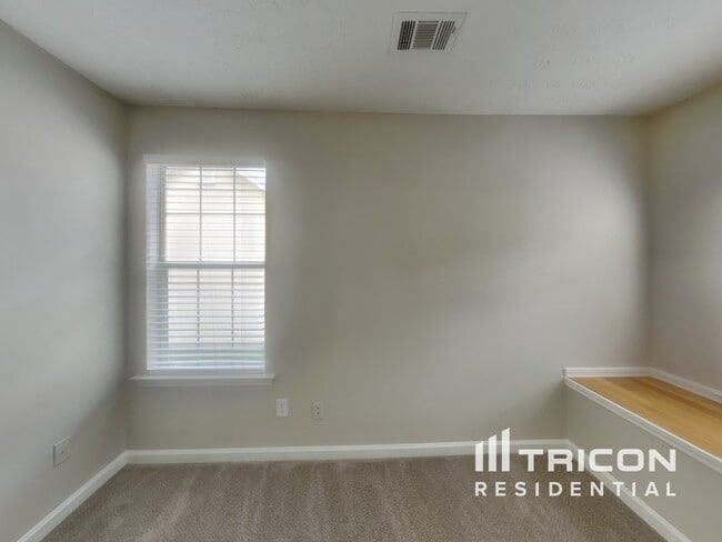 Building Photo - 1469 Buckingham Pl