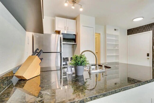 Building Photo - 2401 Manor Rd