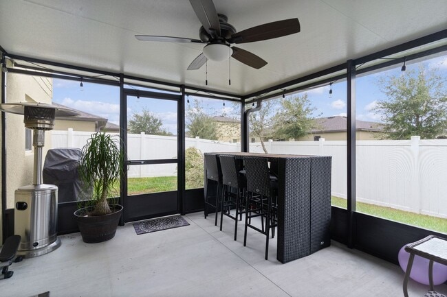 Building Photo - FULLY FENCED BACK YARD!