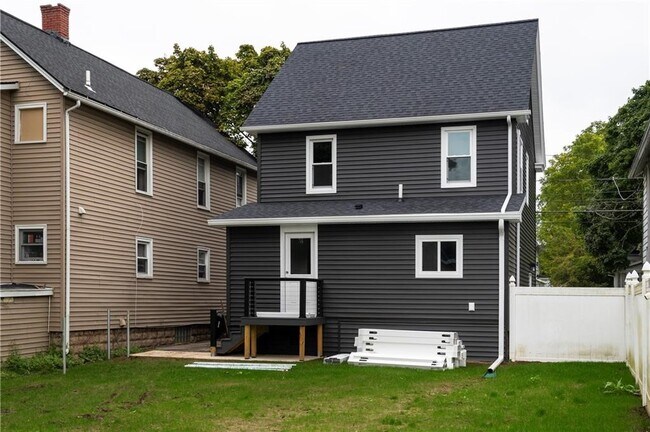 Building Photo - 210 E Elm St