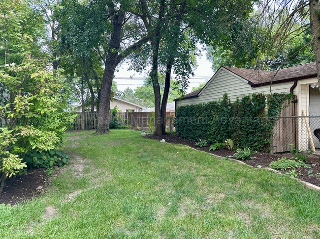 Building Photo - Charming Royal Oak 3-Bed with Sunroom, Dec...