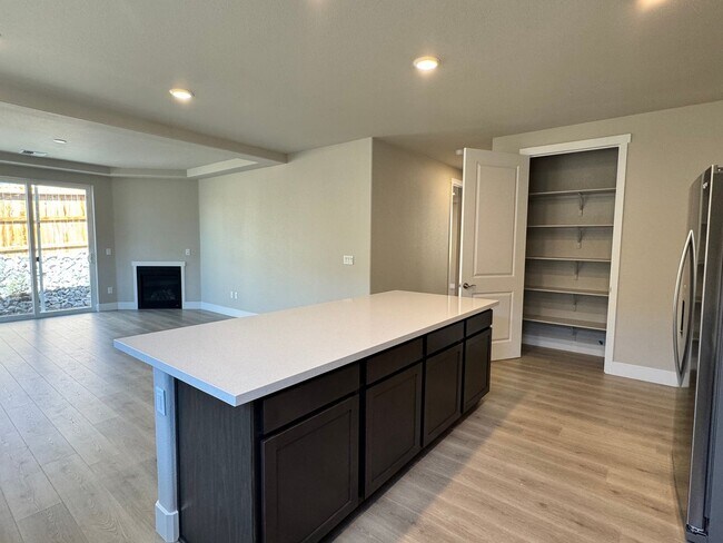 Building Photo - 4 BED | 2.5 BATH | SINGLE-STORY