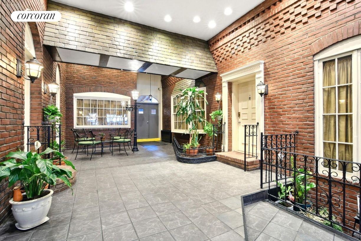 Building Photo - 215 E 24th St