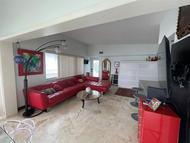 Building Photo - 425 Bayshore Dr