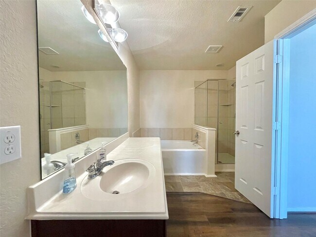 Building Photo - 14903 Vinegrove Falls Ct