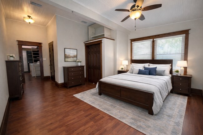 Building Photo - 305 W 38th St