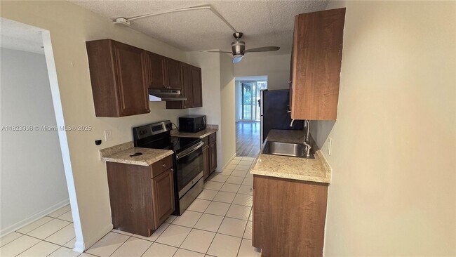 Building Photo - 250 Jacaranda Dr