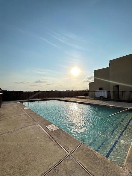 Building Photo - 1320 E Camellia Ave