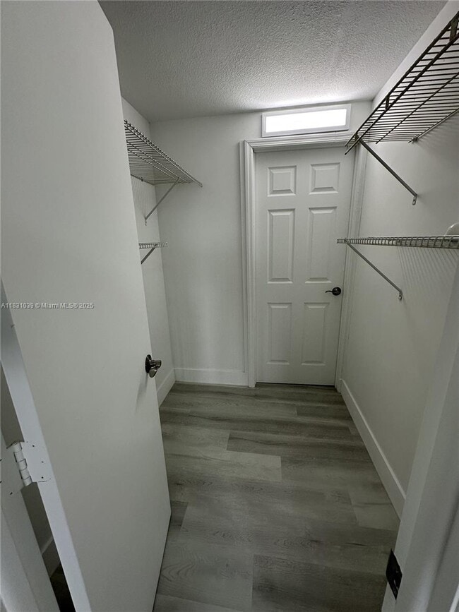 Building Photo - 4174 Inverrary Dr