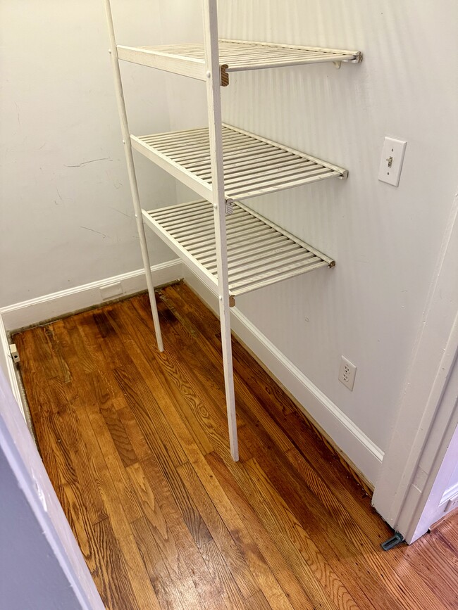 Building Photo - 913 Bryan Ave