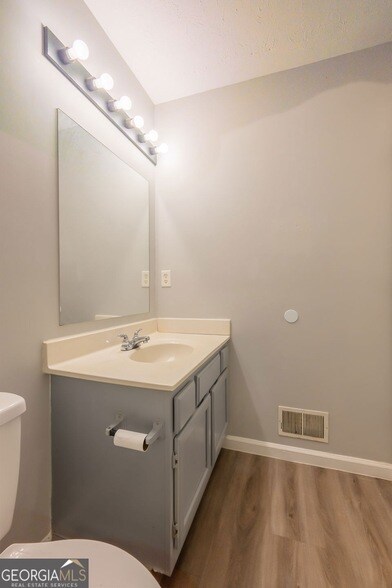 Building Photo - 2100 Whitebluff Way