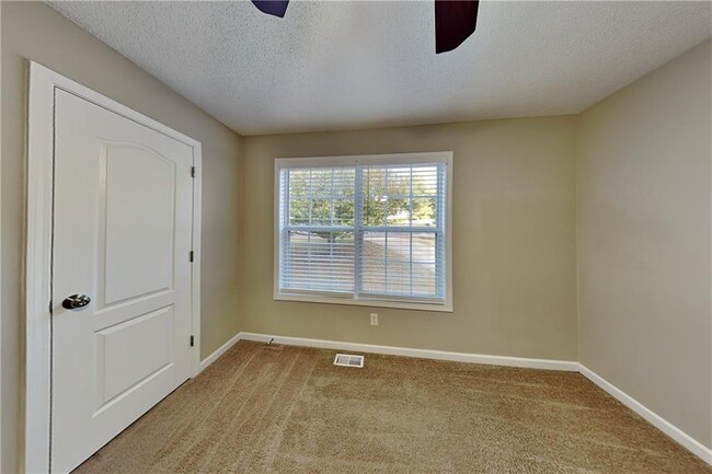 Building Photo - 132 Hickory View Ln