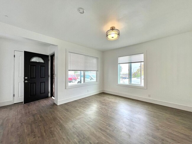 Building Photo - 3 Bedroom Home in Seaside