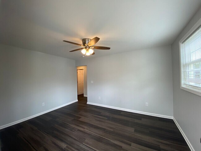 Building Photo - Great Location-2 Bedroom Duplex Now Availa...