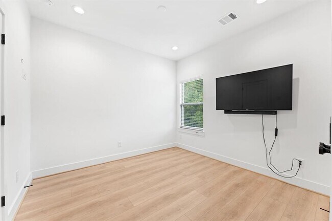Building Photo - 820 Curtin St