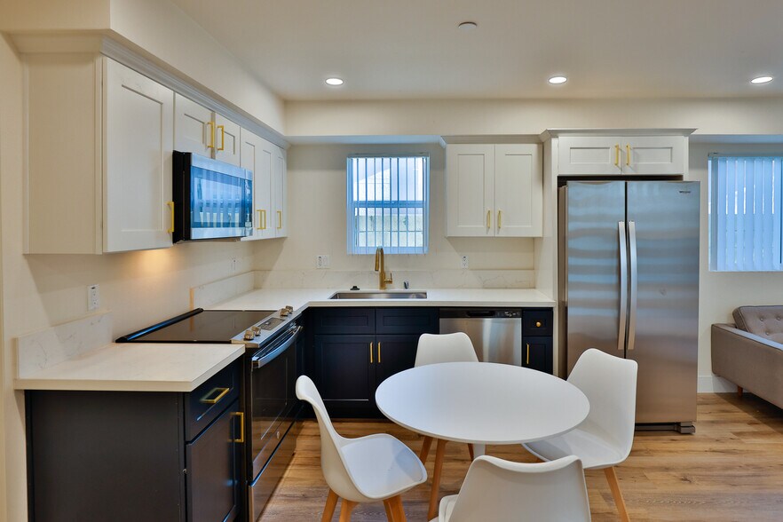 Building Photo - 1164 W 37th Pl