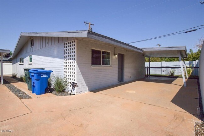 Building Photo - 3140 E Glenrosa Ave