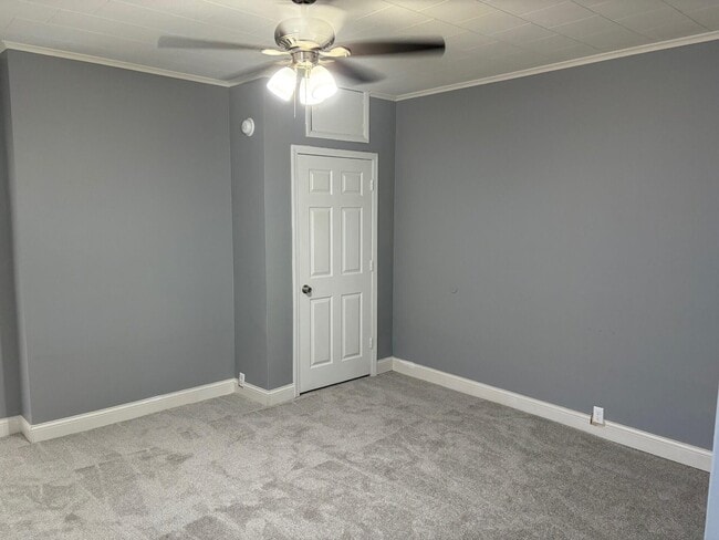 Building Photo - 2756 Latonia Ave