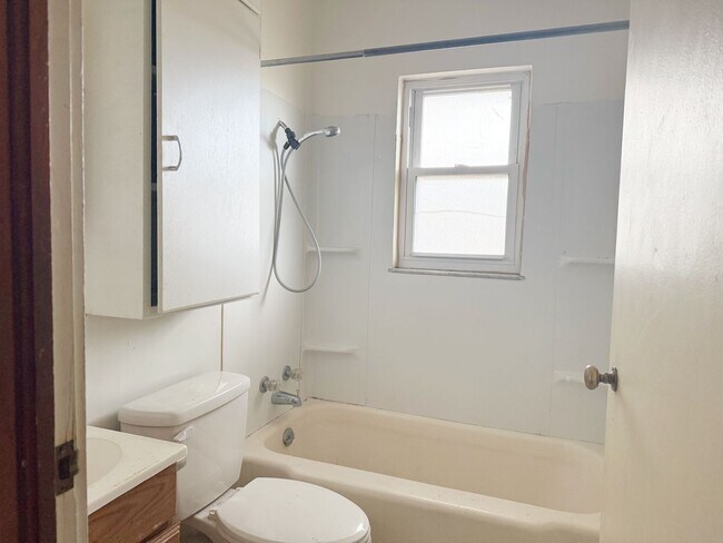 Building Photo - One Bedroom for RENT!!