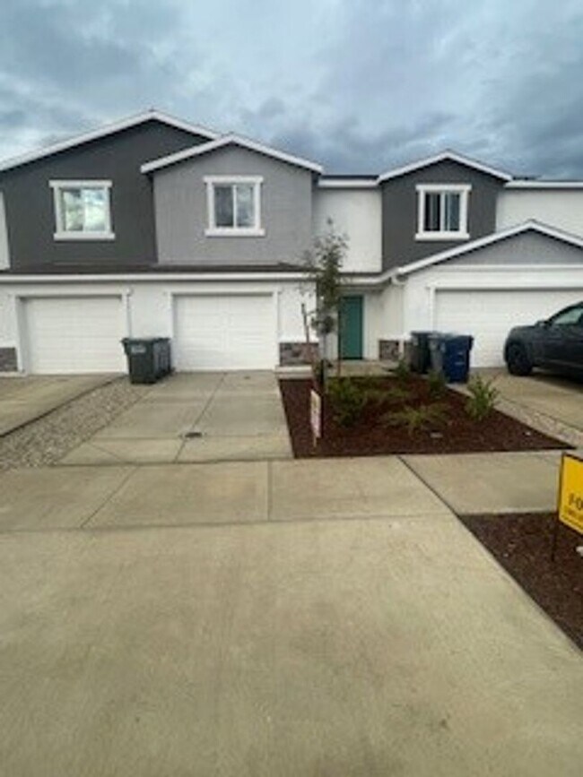 Building Photo - Brand New Townhouse for Rent