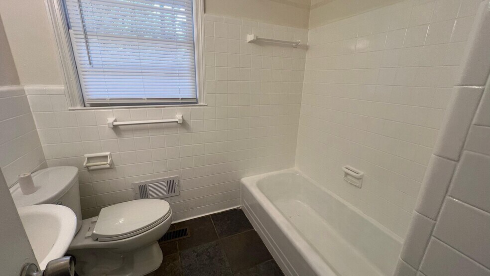 Building Photo - 2800 Long Way