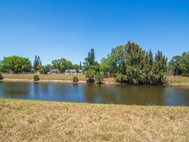 Building Photo - 254 SW Bridgeport Dr