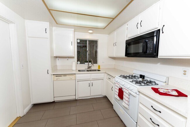 Building Photo - >>>>> TWO BEDROOM 1.5 BATHS TOWN-HOME STYL...