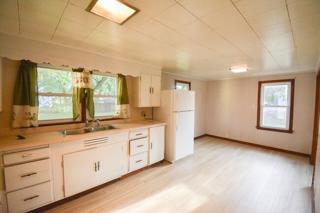 Building Photo - Cute 2br Home with Large Private Yard For ...