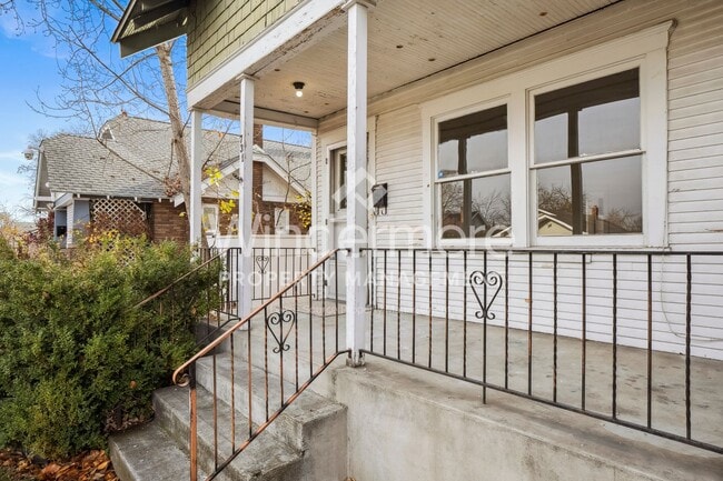 Building Photo - 731 W Knox Ave