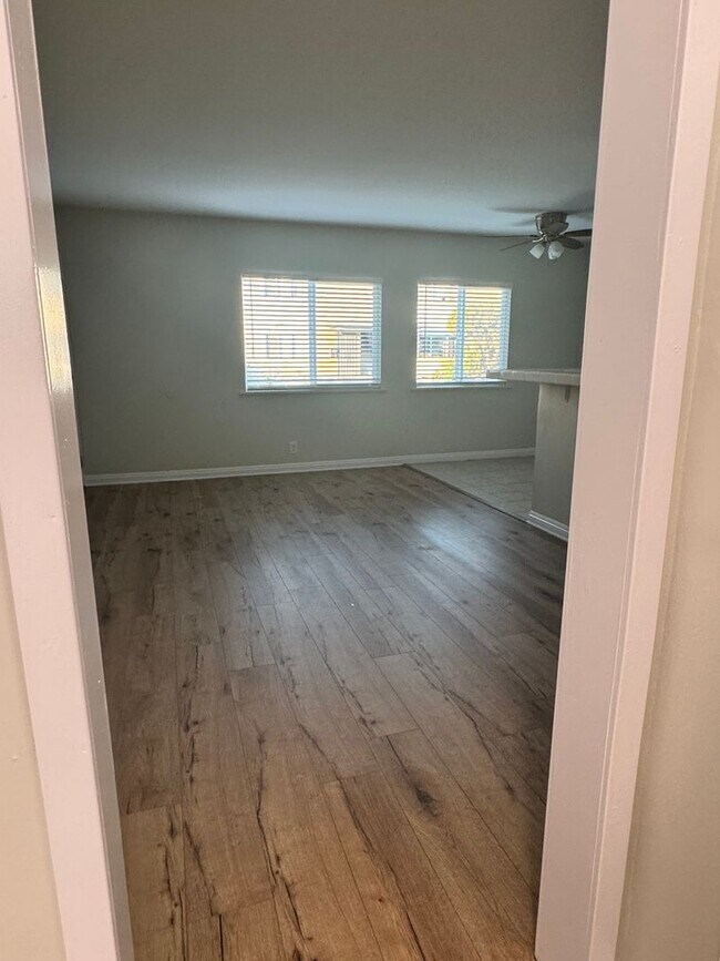 Building Photo - 1 BDRM DOWNSTAIRS MOVE IN READY WITH PARKING!