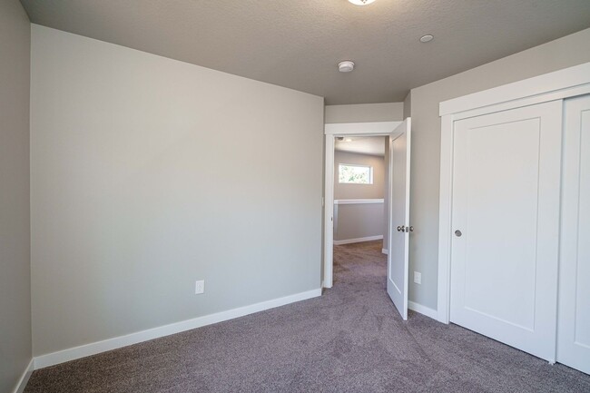 Building Photo - NO APPLICATION FEE Move In Ready 3 Bedroom...