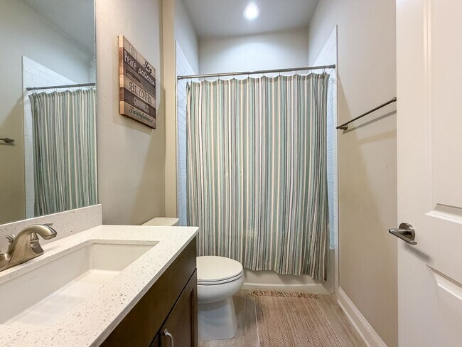 Building Photo - Modern-Luxury 5/3 in Oakmont