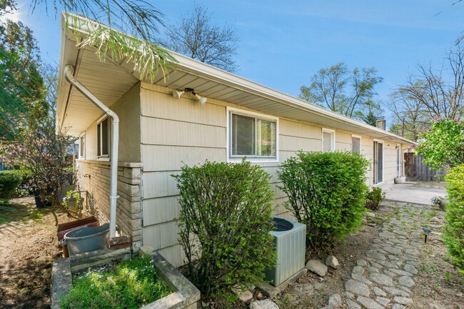 Building Photo - 4230 Eastlea Dr