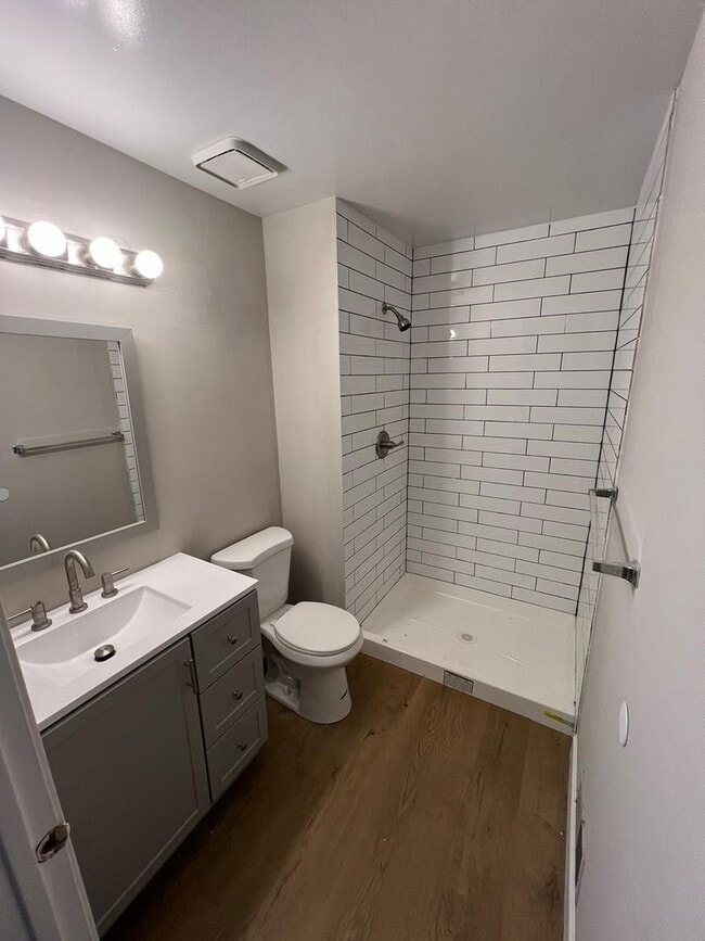 Building Photo - Spacious Newly Rennovated 2 Bedroom House with 2.5 Bath